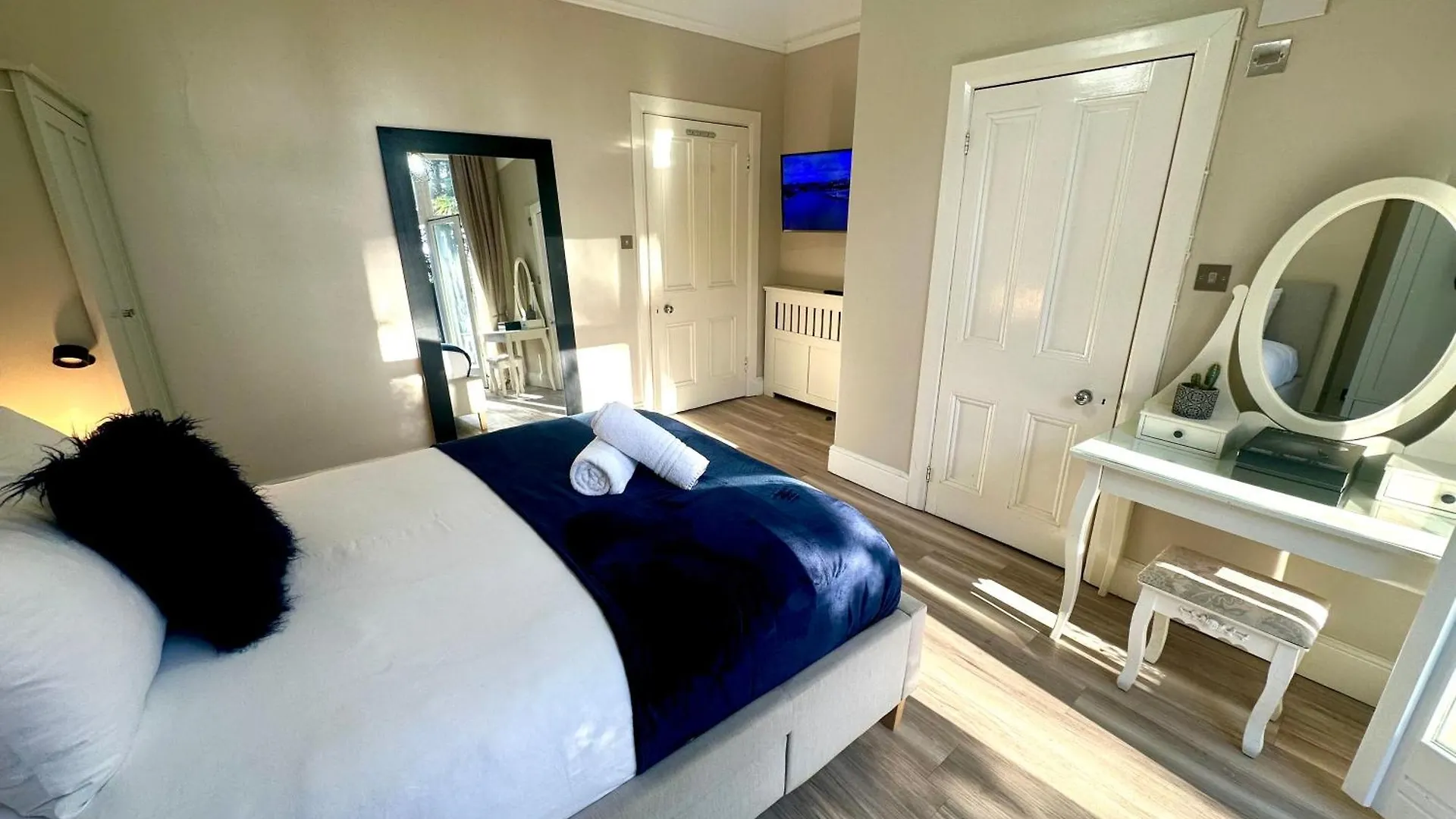 Spacious Bournemouth Apartment - Close To Town Centre And Beach - Free Parking - Sleeps 6