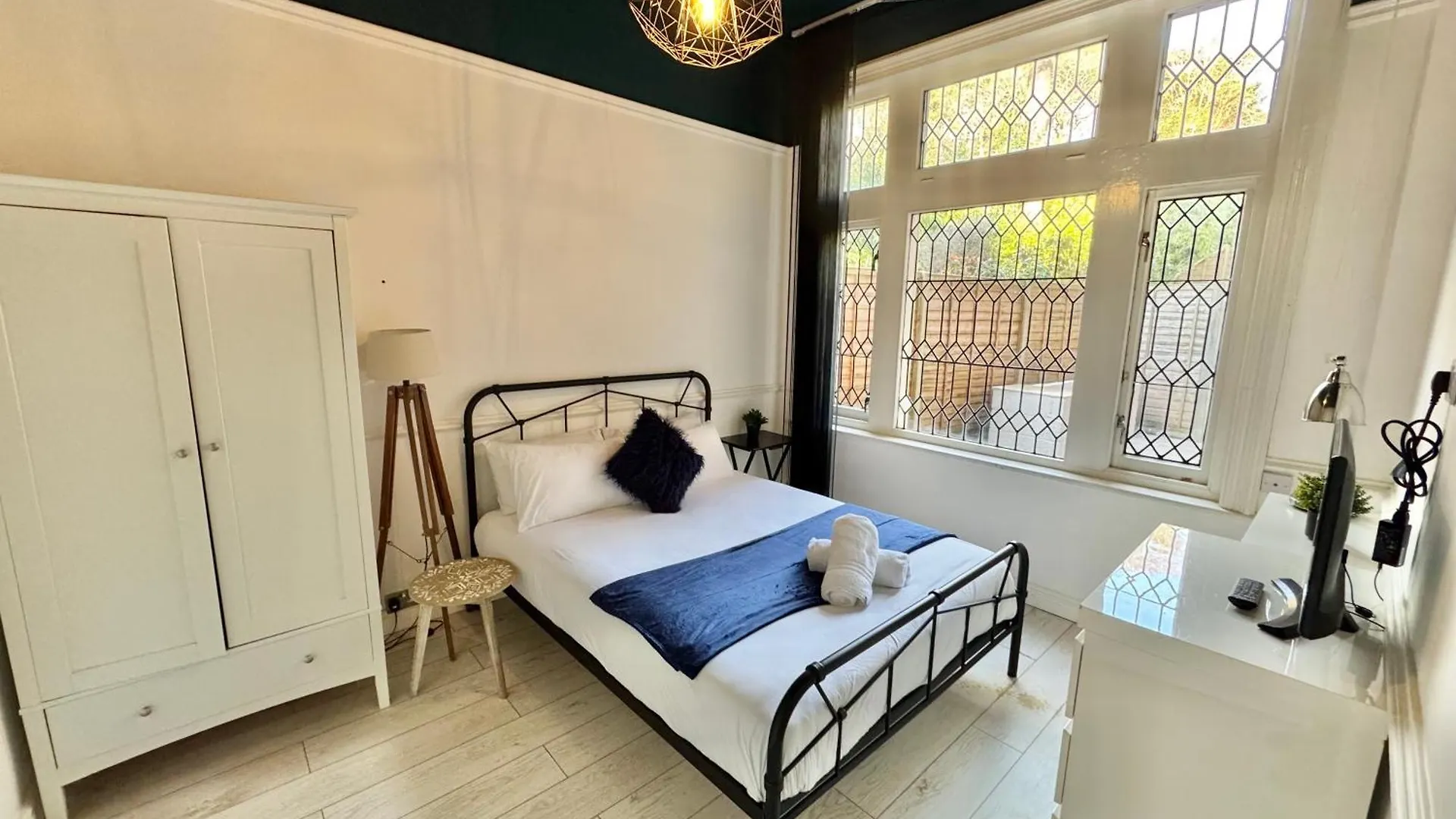 Spacious Bournemouth Apartment - Close To Town Centre And Beach - Free Parking - Sleeps 6