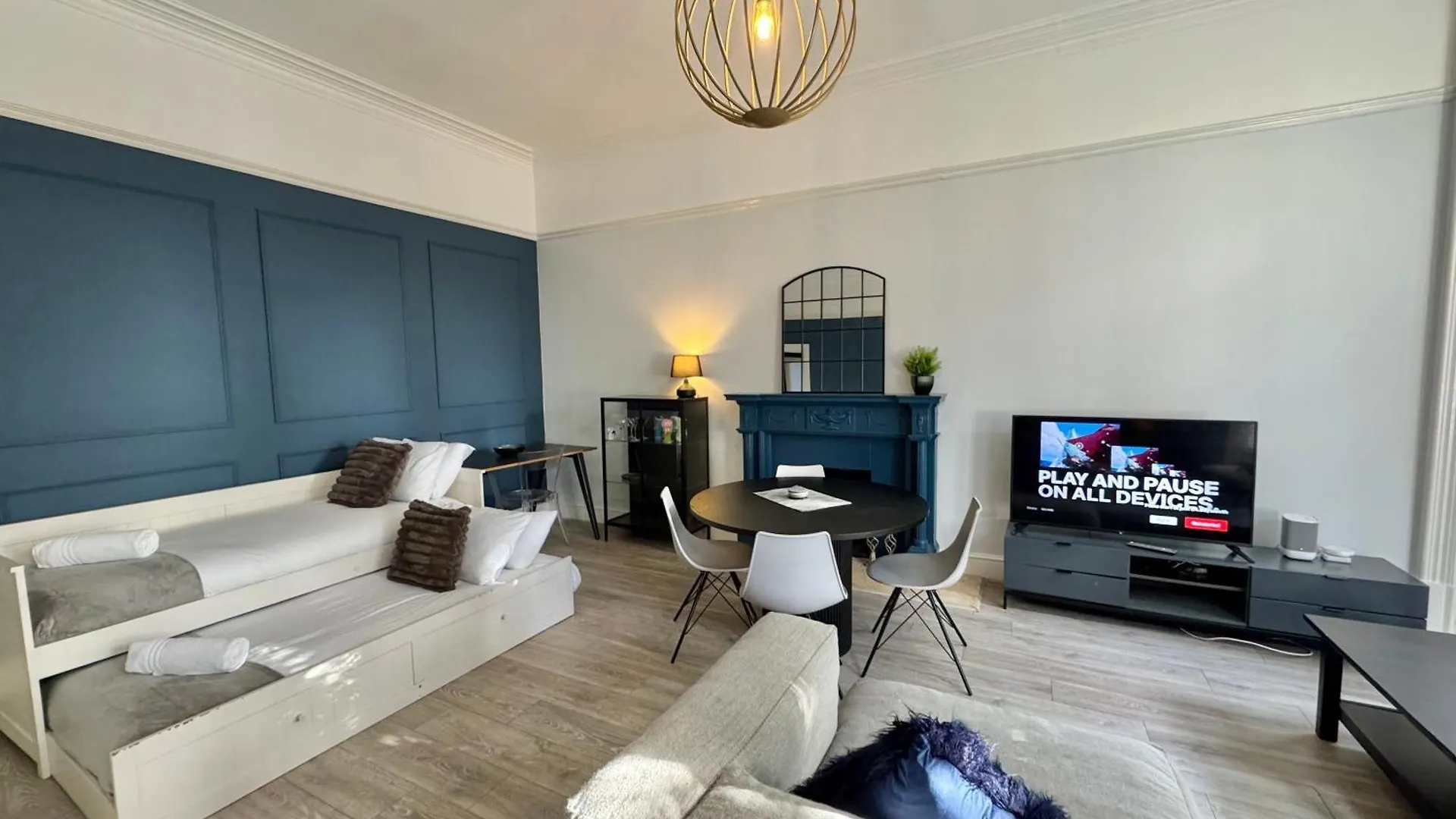 Spacious Bournemouth Apartment - Close To Town Centre And Beach - Free Parking - Sleeps 6