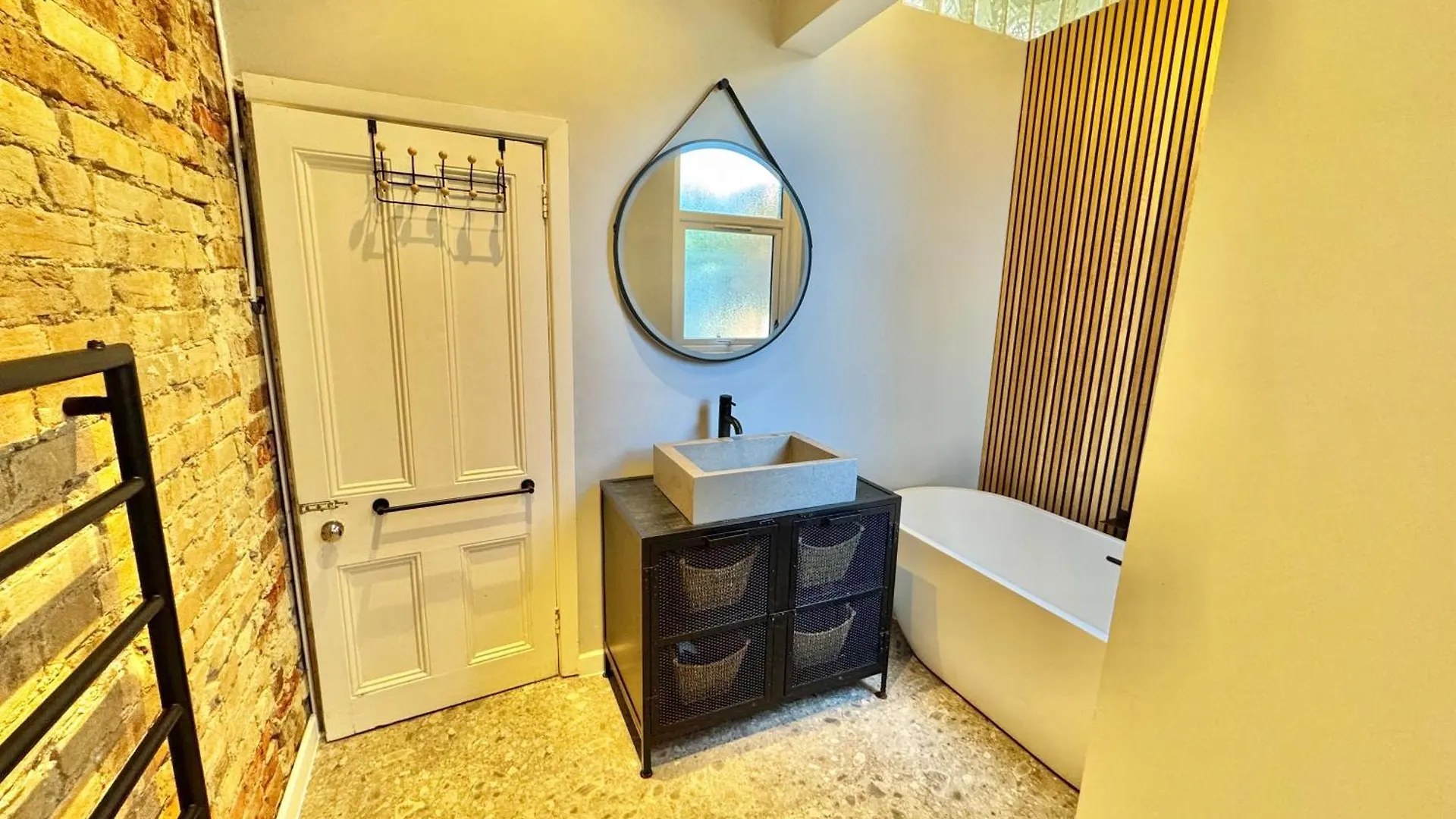 Spacious Bournemouth Apartment - Close To Town Centre And Beach - Free Parking - Sleeps 6