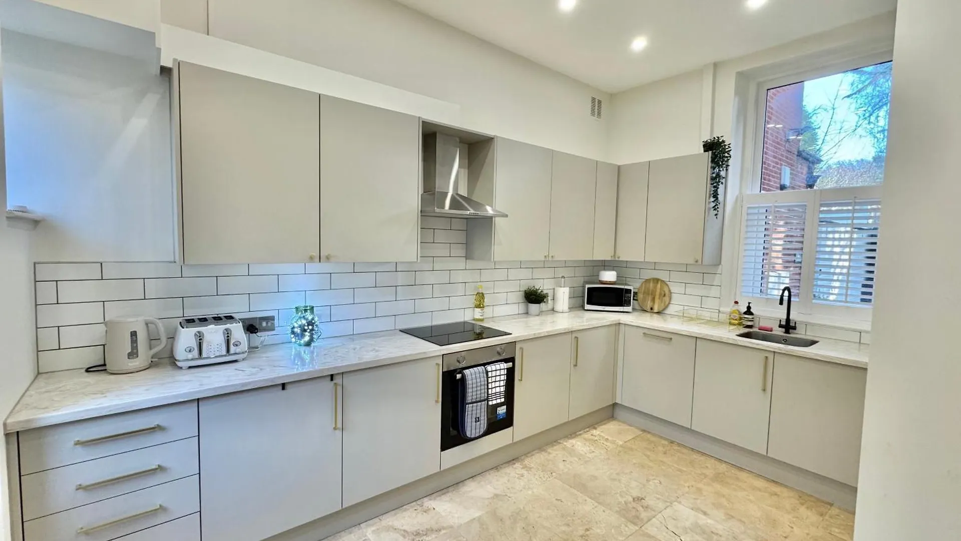 Spacious Bournemouth Apartment - Close To Town Centre And Beach - Free Parking - Sleeps 6 0*,  Egyesült Királyság