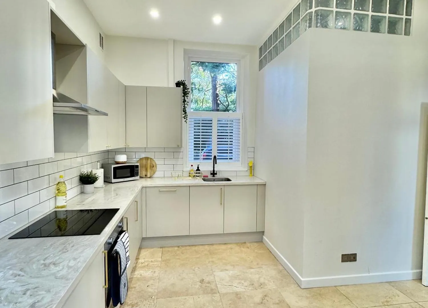 Spacious Bournemouth Apartment - Close To Town Centre And Beach - Free Parking - Sleeps 6