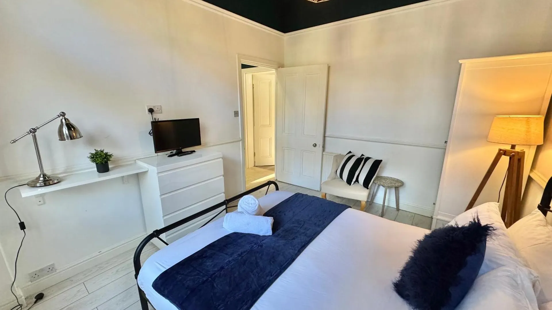 Spacious Bournemouth Apartment - Close To Town Centre And Beach - Free Parking - Sleeps 6