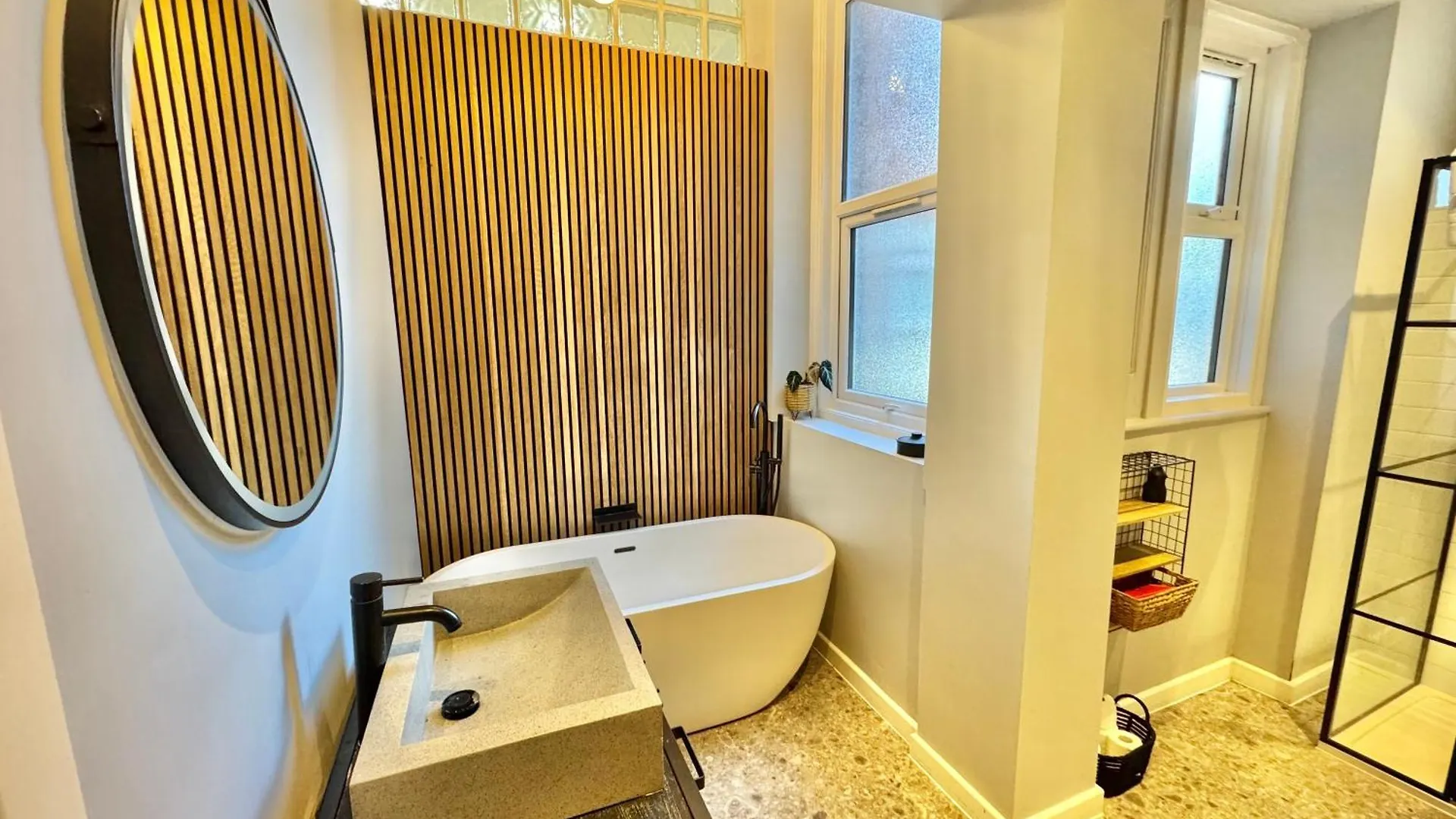 Spacious Bournemouth Apartment - Close To Town Centre And Beach - Free Parking - Sleeps 6